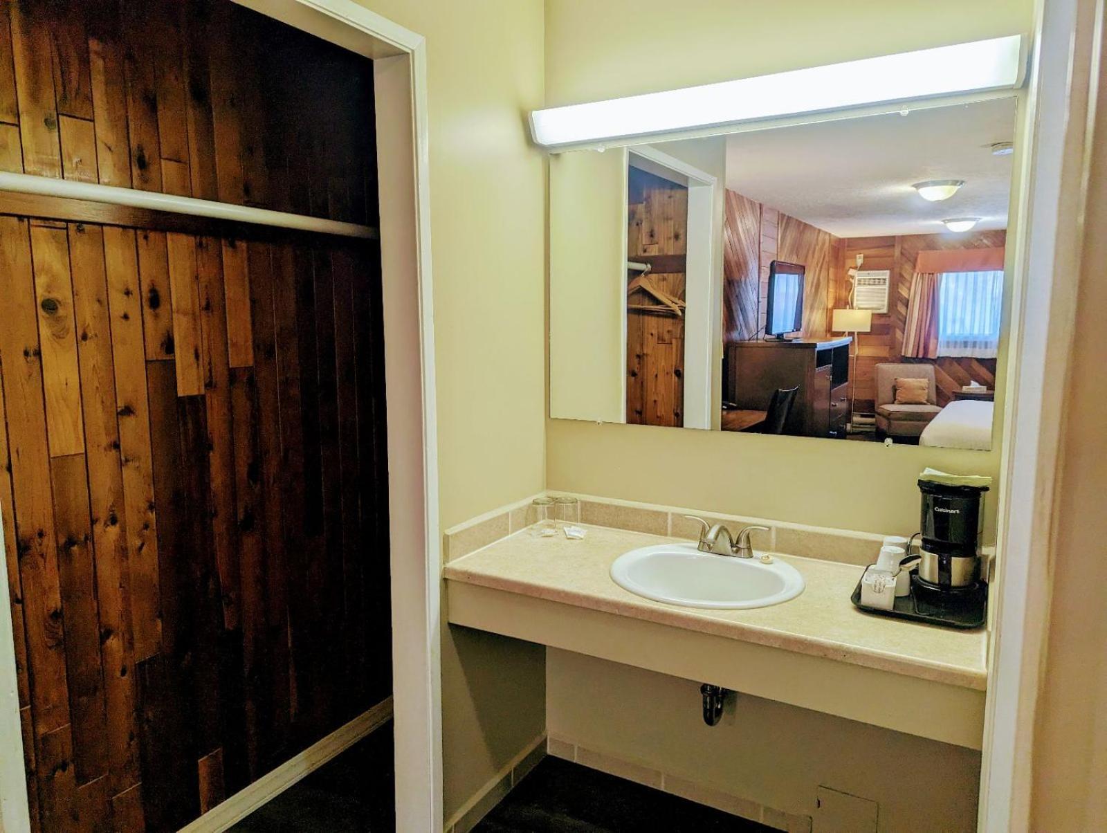 Alpine Inn & Suites Nelson Eksteriør billede